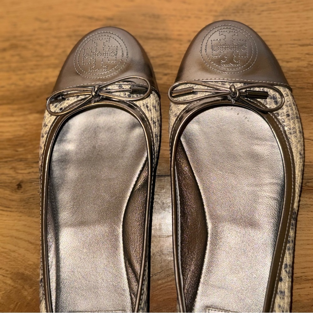 Tory Burch Verbena Silver Metallic Snakeskin Shoes, Size 7.5 Great Condition - Picture 2 of 5
